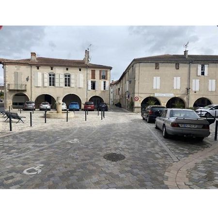 Logement Tout Equipe Layrac Exterior photo